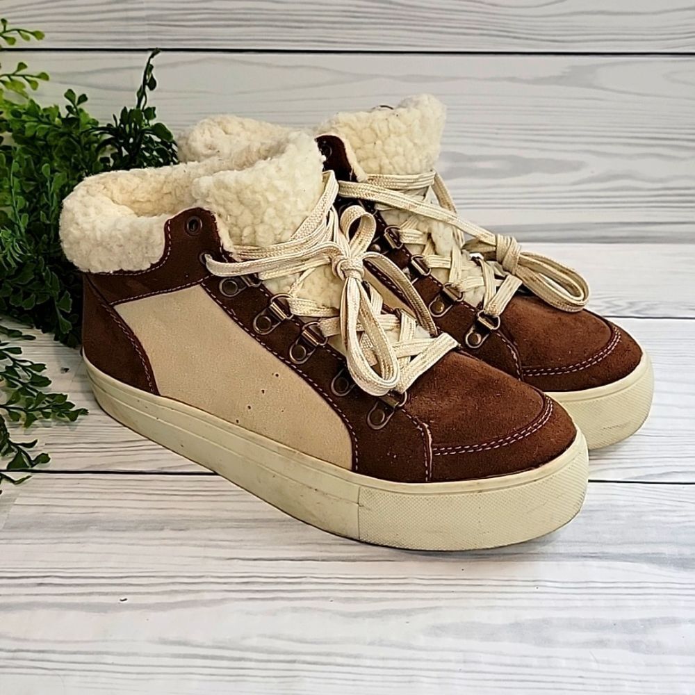 American Eagle Outfitters cozy hiker hi top sneaker Women's Size 9